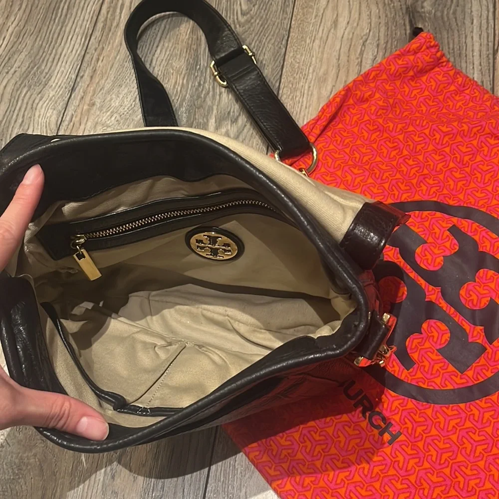 Great condition Tory Burch purse in black and gold detail/trim - Picture 7 of 16